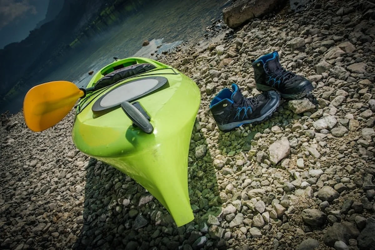 Kajaki na jeziorze z widocznymi górami