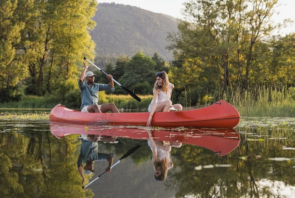 Para wiosłująca kajaki na jeziorze podczas przyjemnej wycieczki