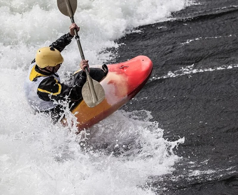 Jak pływać kajakiem? Techniki dla początkujących w spływie