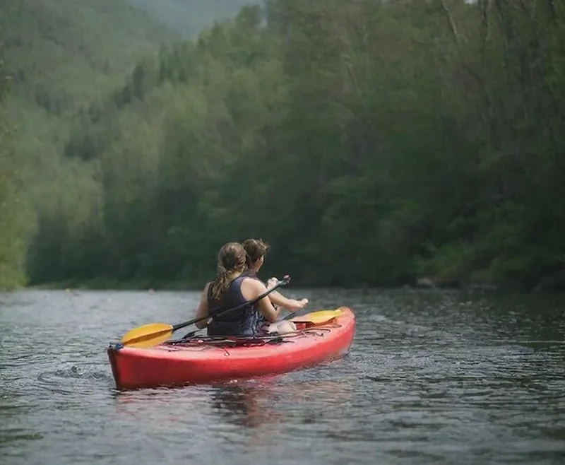 Jak wsiadać do kajaka? Poradnik dla początkujących na spływ