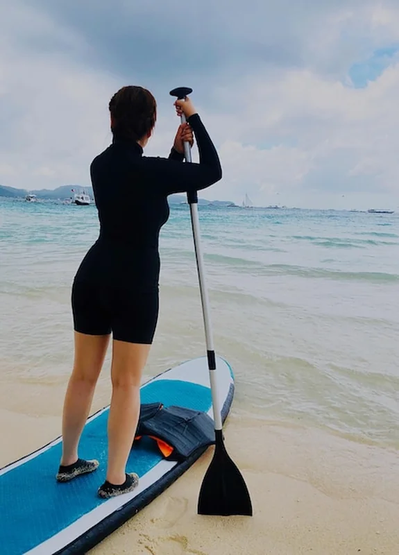 Kobieta stojąca na plaży przeciwko niebu